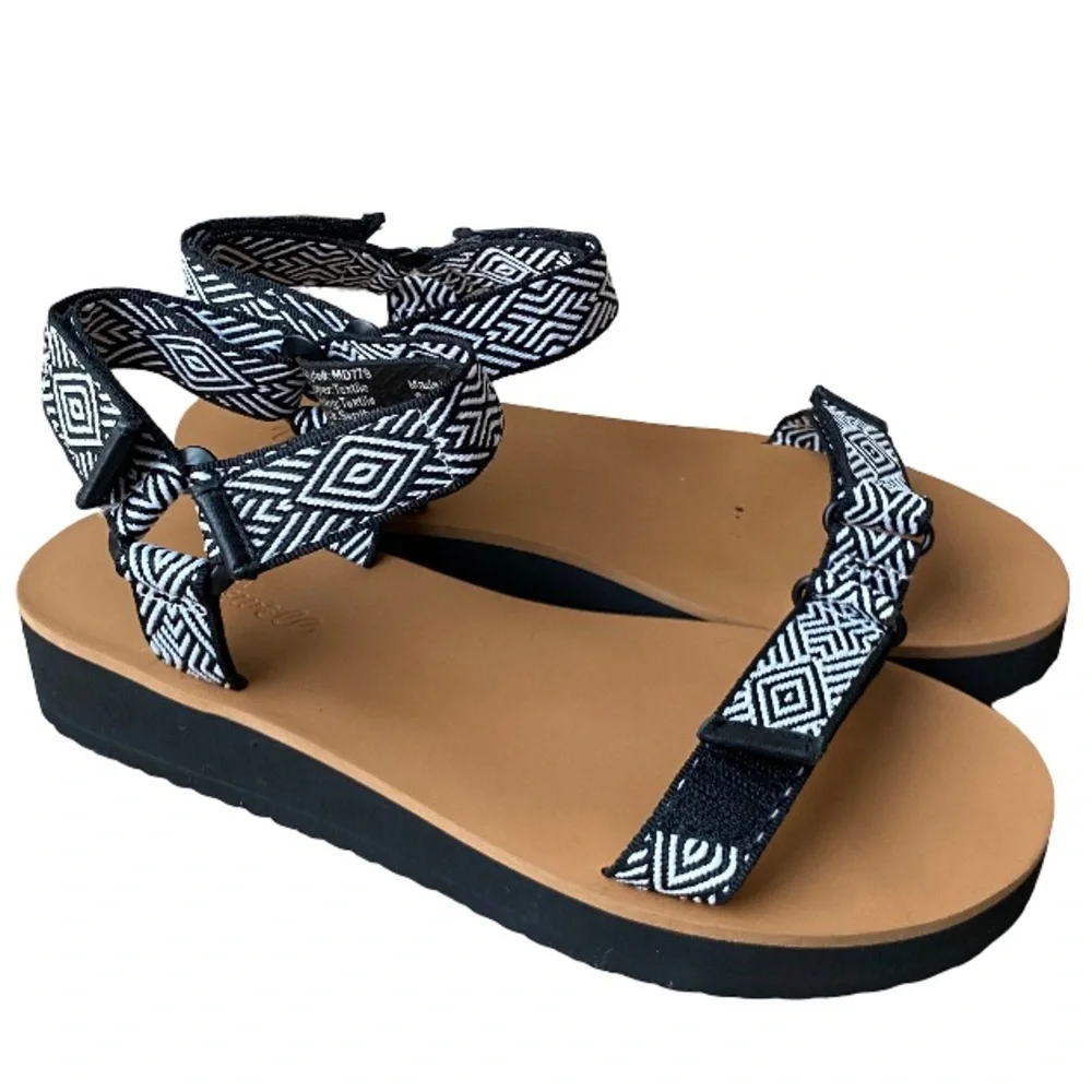 Madewell the Resourced Maggie black and white abstract strappy sandals size 7.5